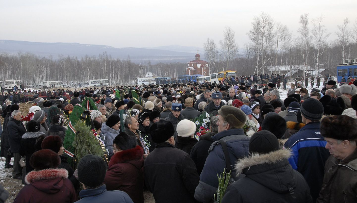 40 000 elanikuga Bolšoi Kamni linnakeses toimunud kolme allveelaeval Nerpa hukkunud mehe matustele kogunes ligi 20 000 inimest.
