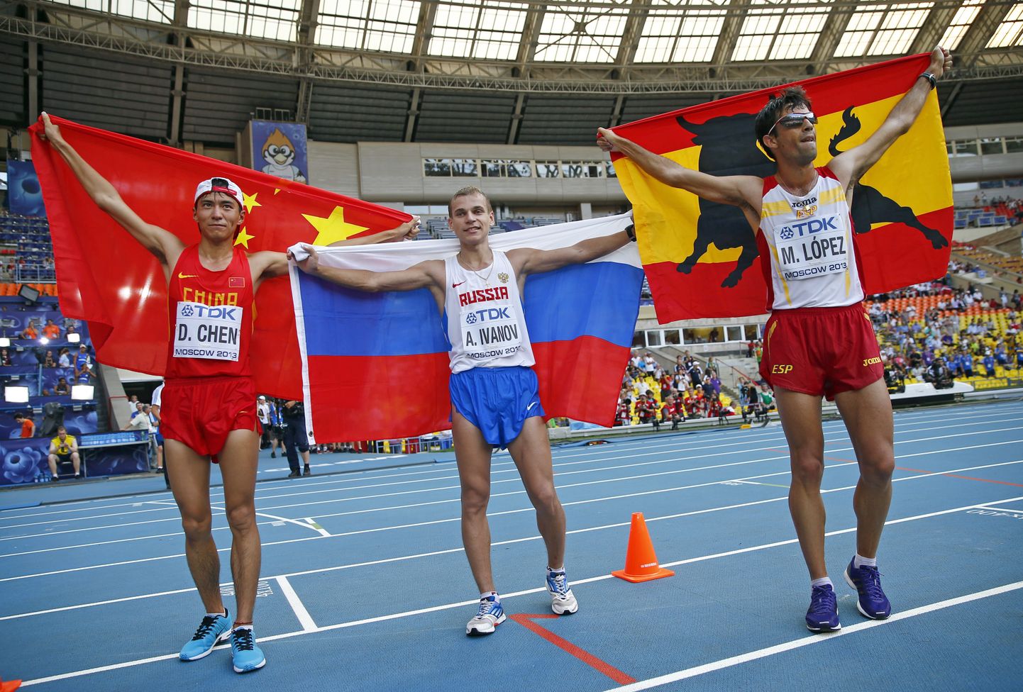 Aleksandr Ivanov (keskel) Lužniki staadionil pärast võidukat 20 km käimist 2013. aasta MM-l