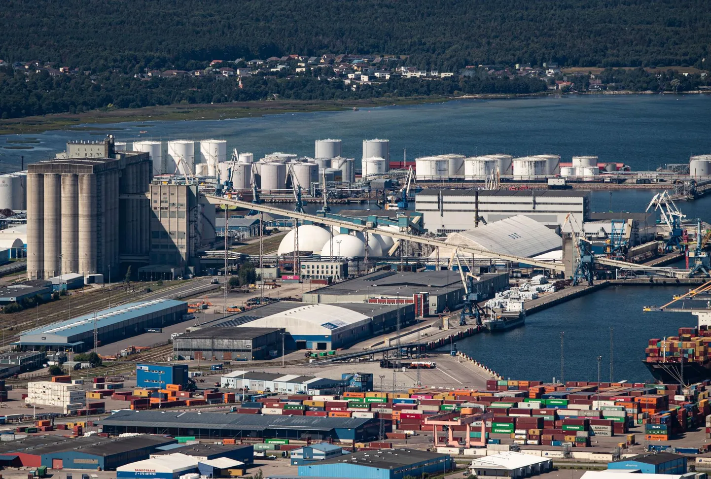 Muuga sadamas asuv DBT väetiseterminal (kuplid foto keskel).