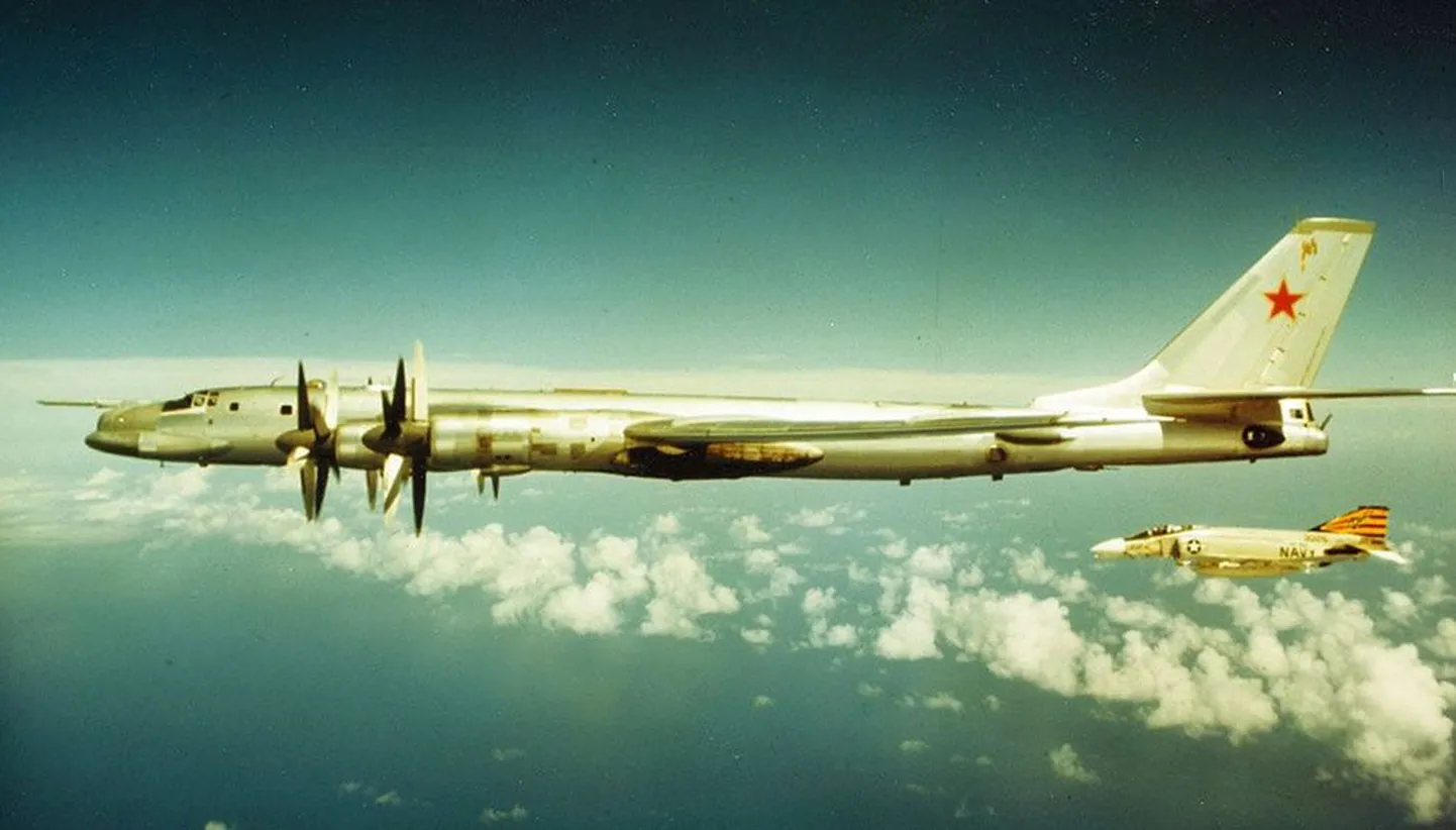 USA mereväe F-4 Phantom saadab külma sõja ajal nõukogude strateegilist pommitajat Tu-95. Sarnast pilti võib tänapäeval näha maailmamerel üha sagedamini.
