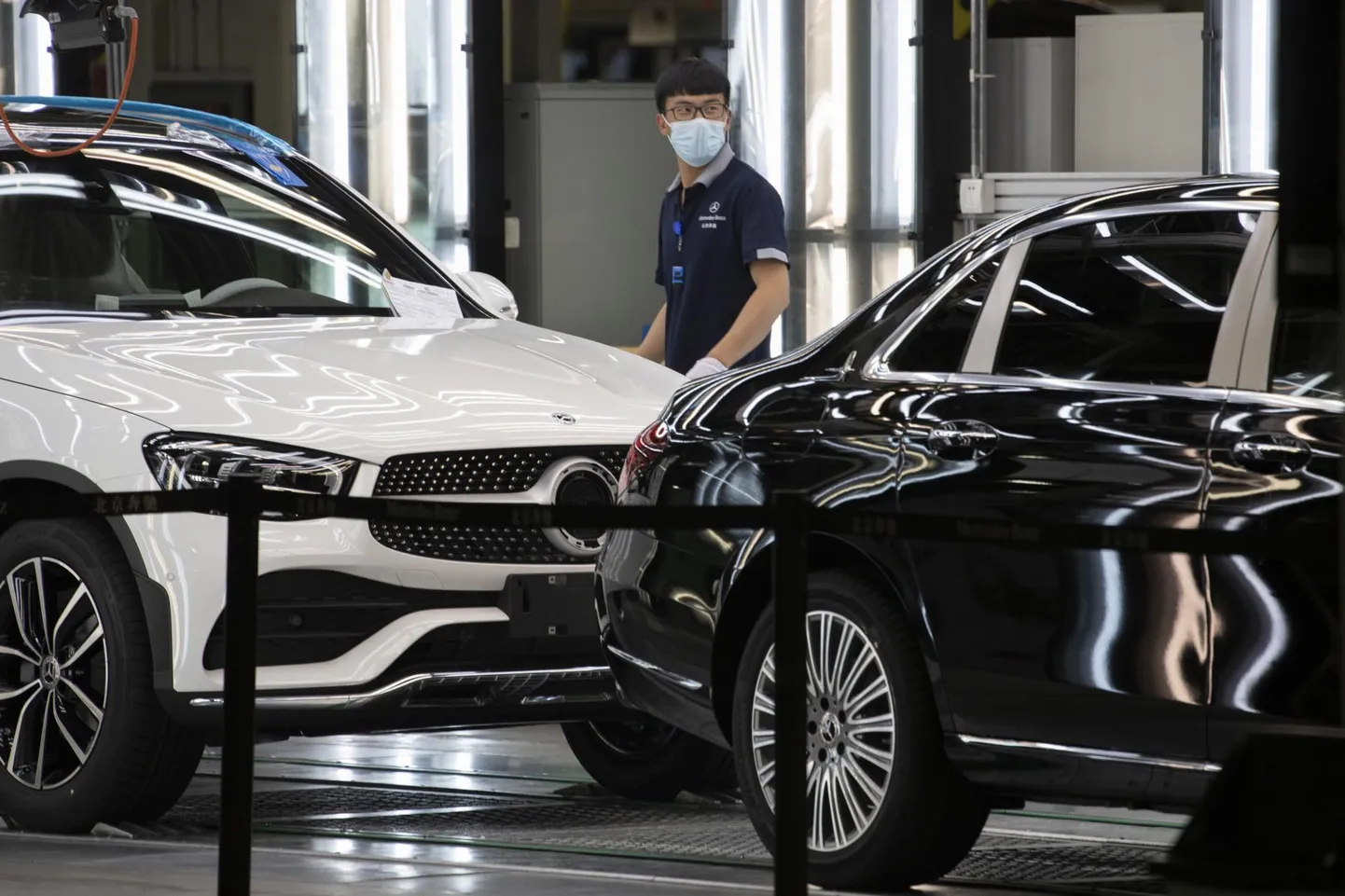 Hiina on uutele sõiduautodele üks olulisemaid sihtturge. Hiinlasest tööline Pekingis Mercedes-Benzi monteerimisliinil.