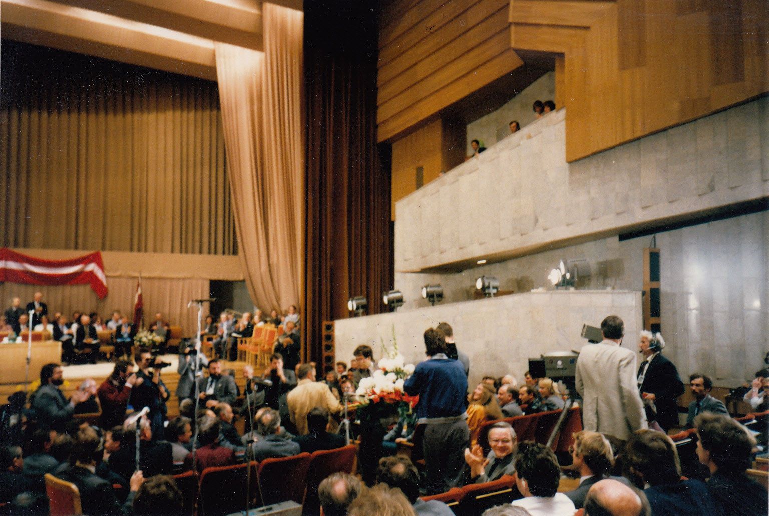 Latvijas Tautas frontes dibināšanas kongress Latvijas Komunistiskās partijas Centrālkomitejas Politiskās izglītības namā (tagad – Kongresu nams). Rīga, 1988. gada 8. oktobris