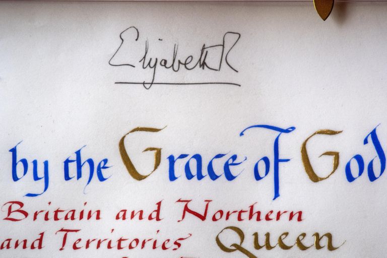 Kuninganna allkiri dokumendil, millega ta kuulutas heaks prints Harry kavatsuse abielluda Meghan Markle'iga.