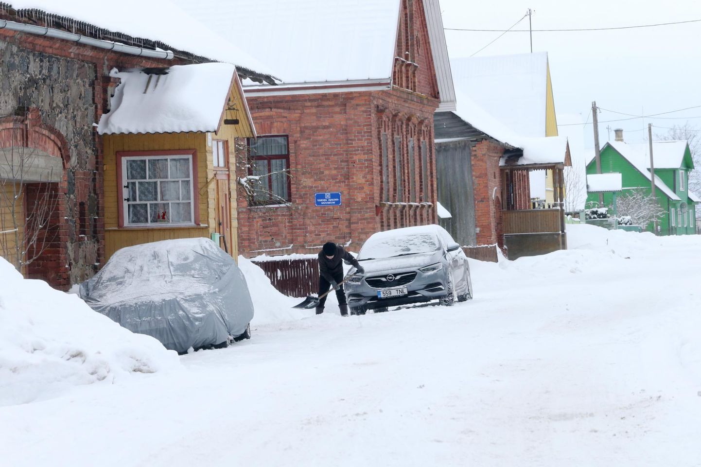 Eile lõunaajal oli Peipsiääre vallas Varnja külas vaikne, vaid üksik elanik rookis tänaval lund.