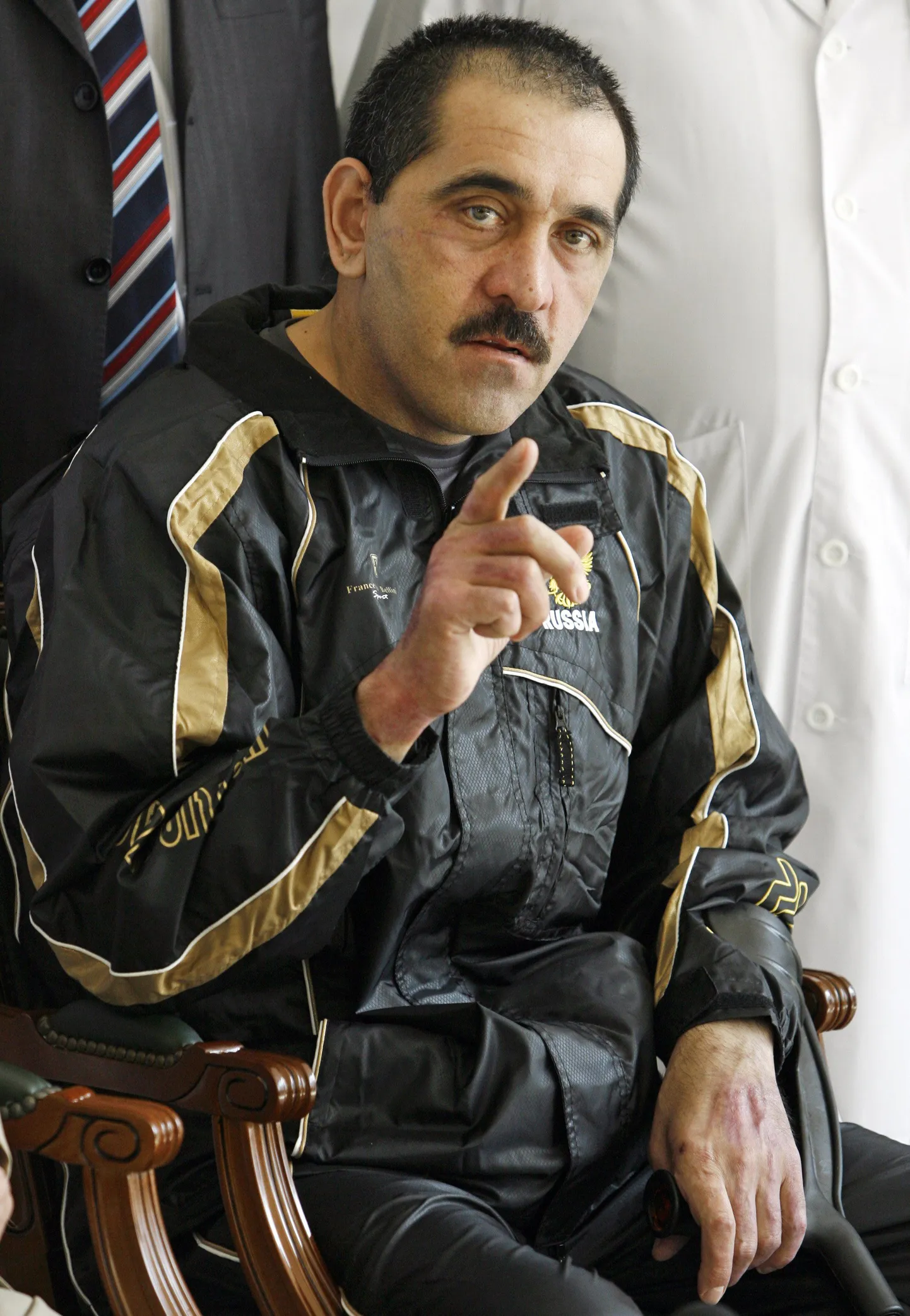 Junus-Bek Jevkurov haiglast lahkumas.