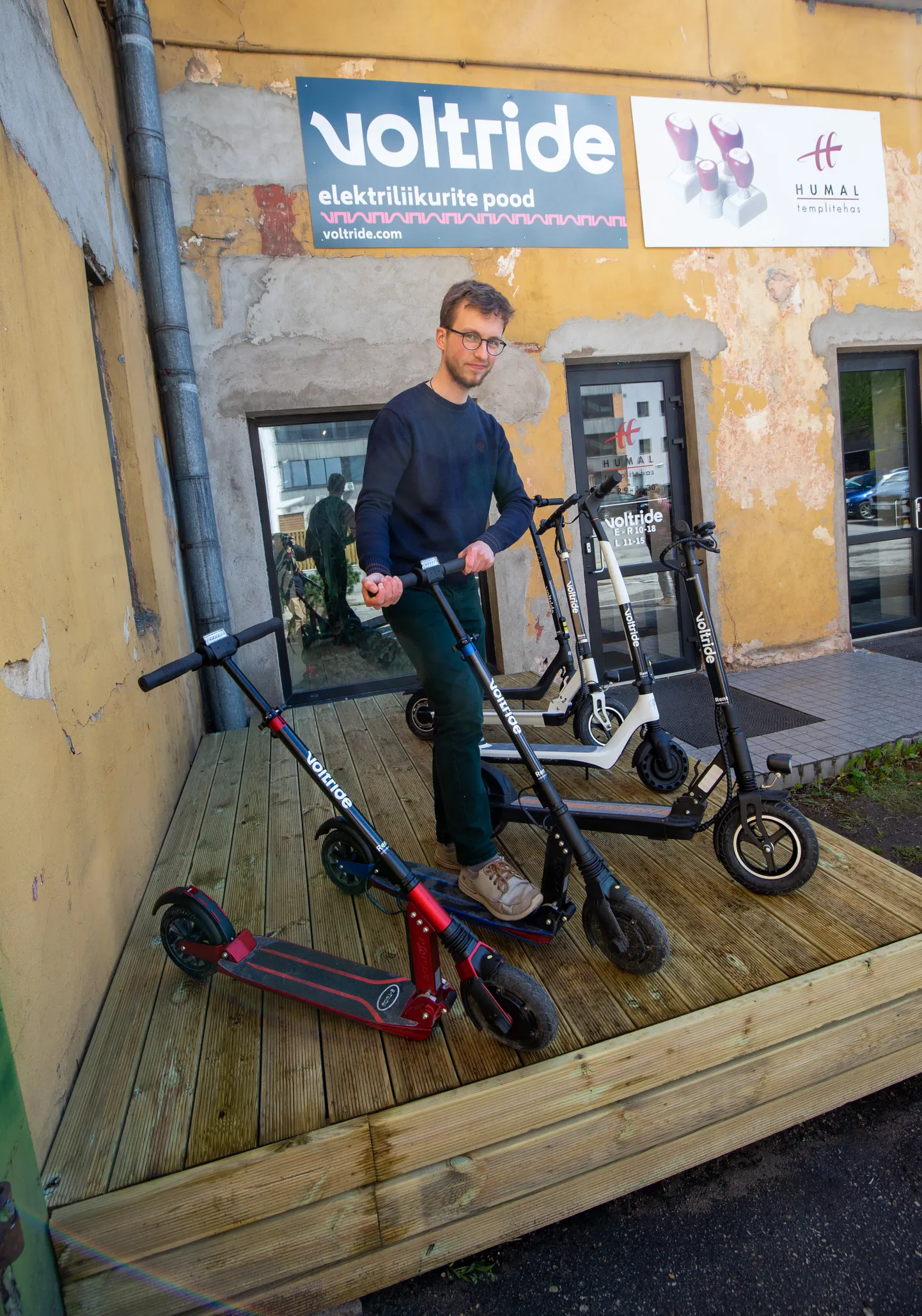 Votlride Tartu esinduse juht Arno Humal näitab üht kuuest renditõukerattast.