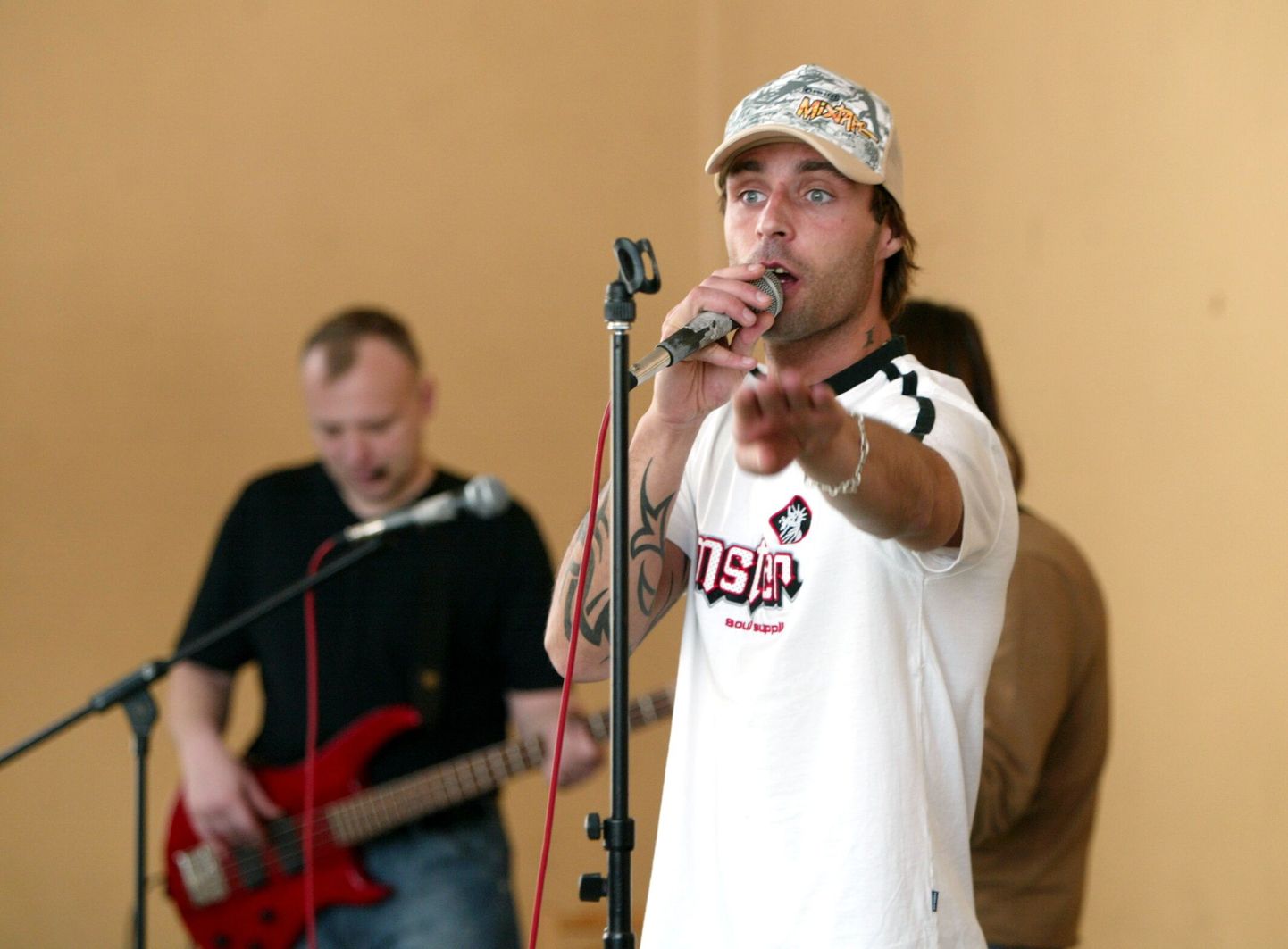 Esiplaanil ansambli The Tuberkuloited laulja Indrek Raadik alias Summer.