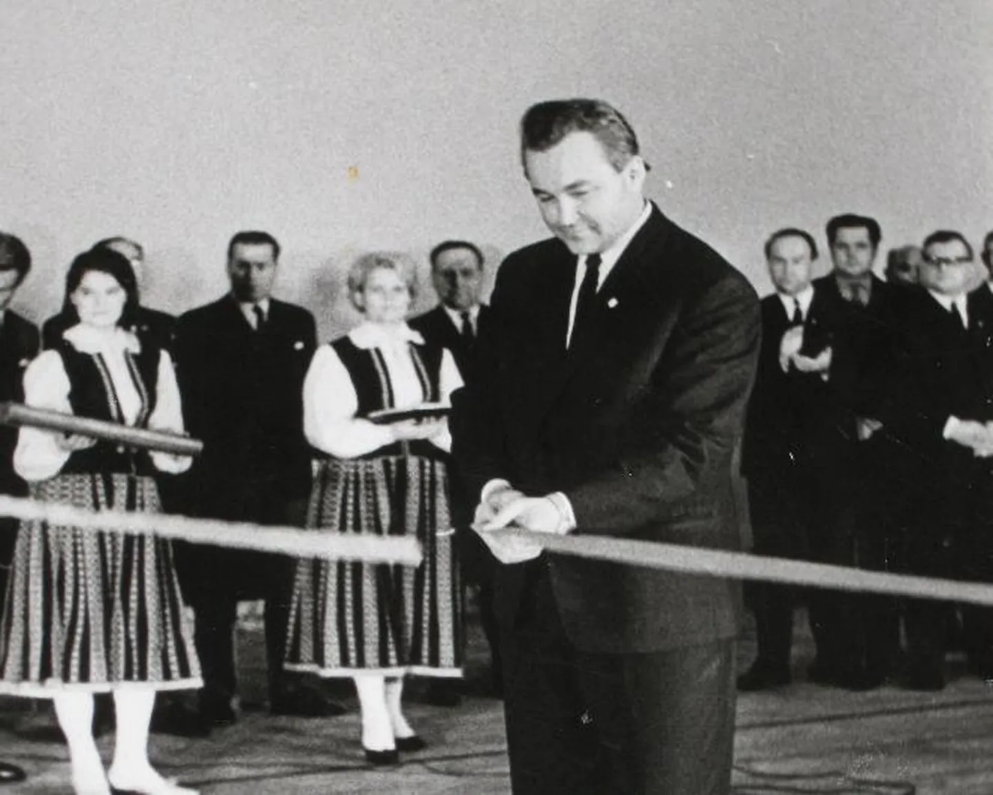 Tartu näidissovhoosi juht Arnold Rüütel avab Ilmatsalus spordihalli.