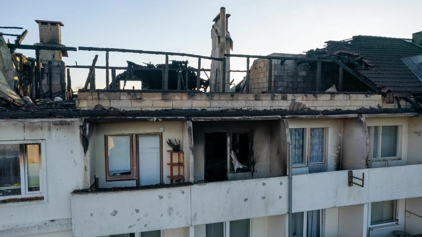 Свидетели происшествия убеждены, что газовый прибор взорвался на балконе. На фотографии он находится вторым слева.