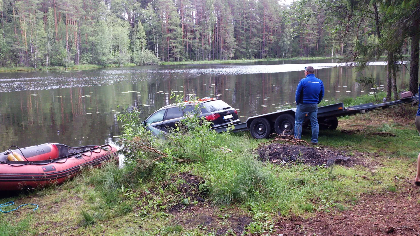 Kublitsa järvest tiriti esmaspäeval välja talviste seadusevastaste jäärajasõitudega sinna uppunud uhke Audi A4. Võru linna lähedal asuvat noorte seas populaarset järve haldab RMK, kelle hinnangul on järve juures erinevate rikkumistega pidevalt probleeme.