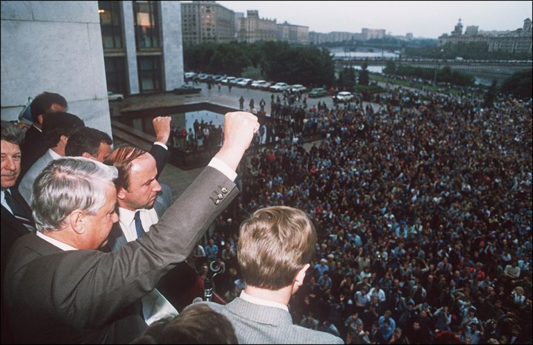 Boris Jeltsin kutsub inimesi üles üldstreigile ning näitama oma vastumeelsust riigipöördekatse vastu.