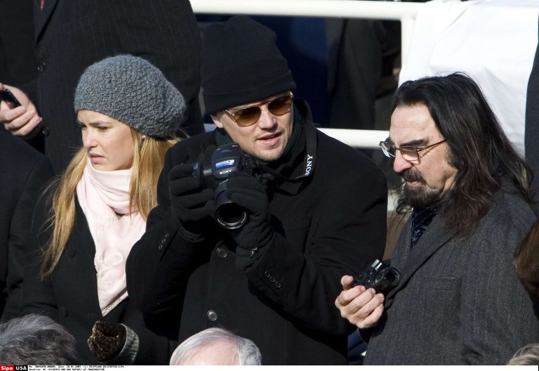 Leonardo DiCaprio koos oma endise tüdruksõbra Bar Rafaeli (vasakul) ja isa George DiCaprioga (paremal) paraadil, kui USA 44. president Barack Obama andis 2009. aastal oma ametivande.