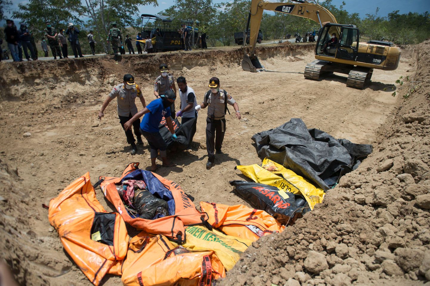 Tsunami ohvrite matmine Palu linnas.