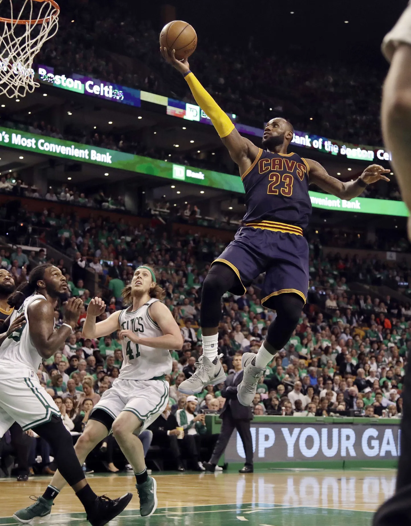 LeBron James (nr. 23) teel järjekordse kahe punkti poole.