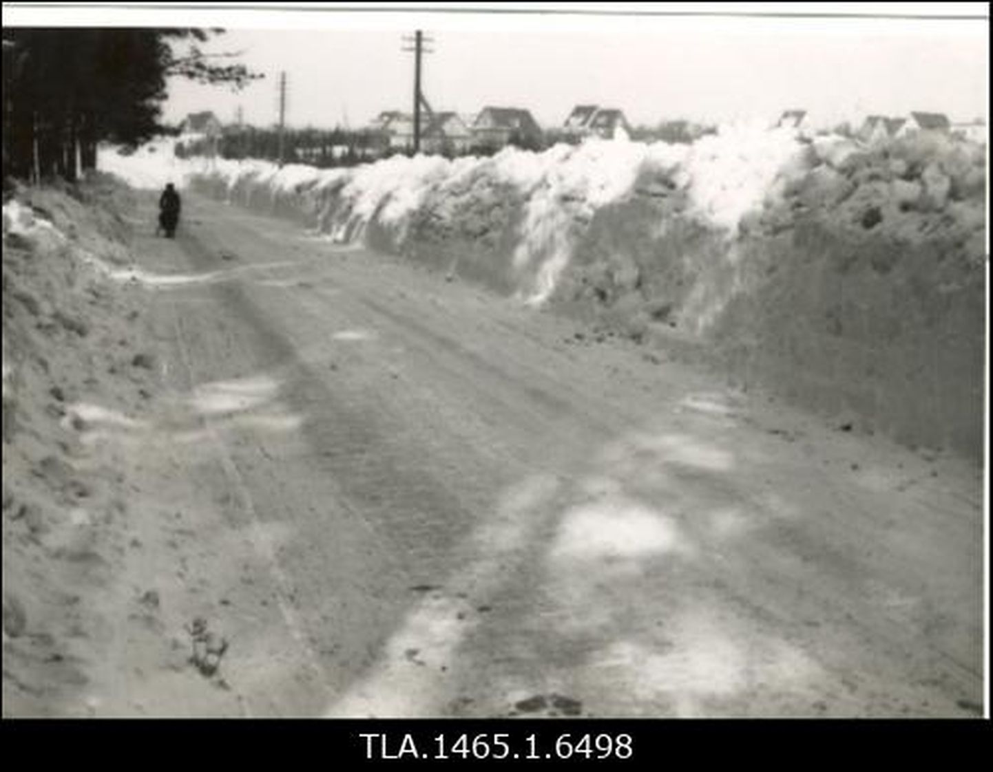 Lumevallid Pirita-Merivälja vahelisel teelõigul, taamal Merivälja majad. 1930ndad.