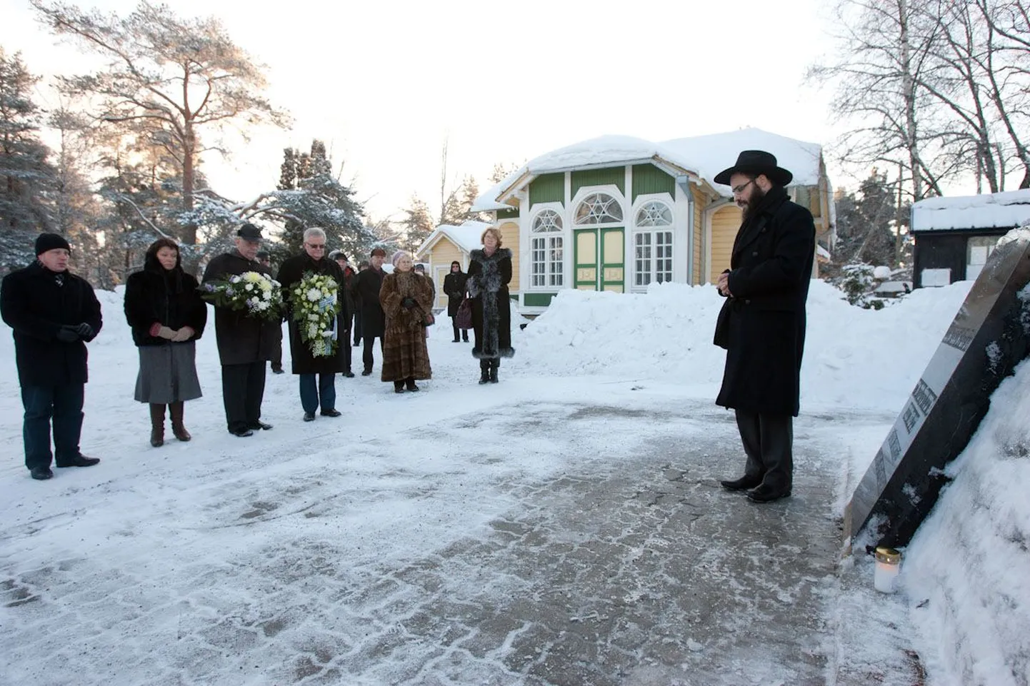 Церемония возложение венков к памятнику жертвам Холокоста.