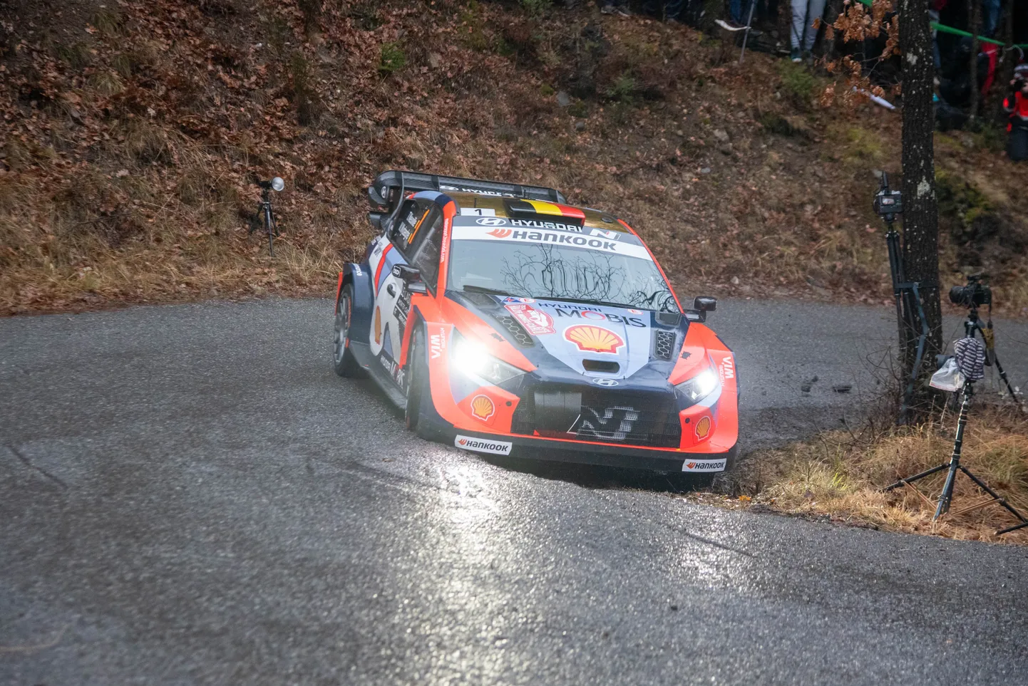 Thierry Neuville sõitis kuuendal katsel kraavi.