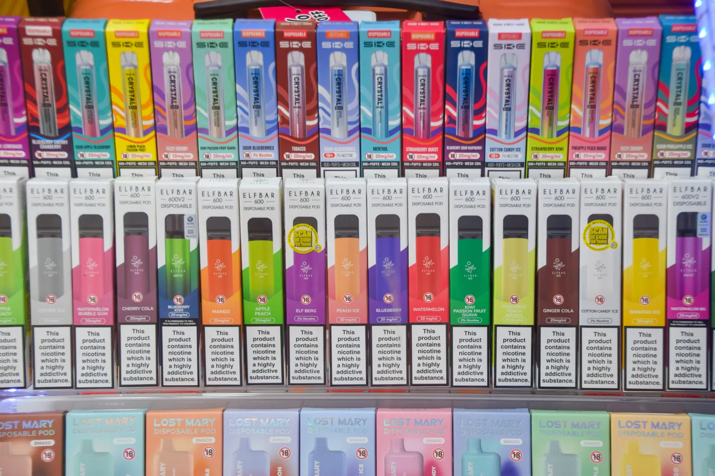 Ühekordsete e-sigarettide väljapanek Londoni kaupluses.