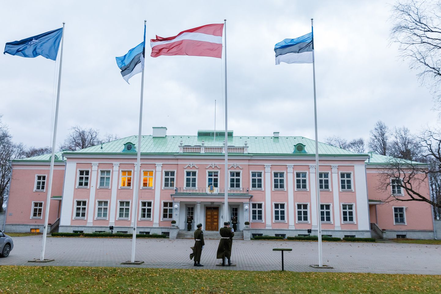 Täna hommikul heisati Läti 100. aastapäeva puhul presidendi kantselei ees Läti lipud.