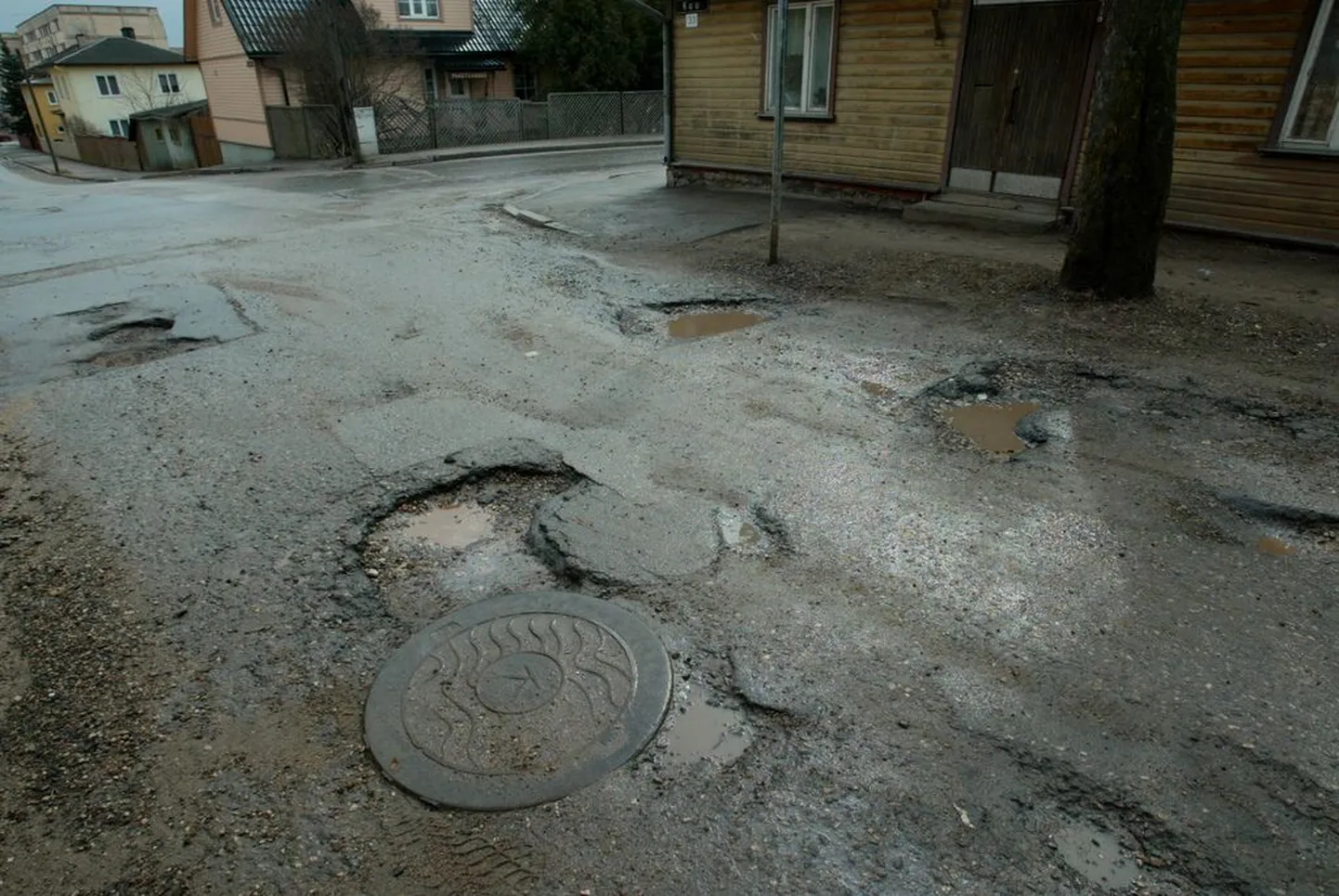 Auklikud teed valmistavad autojuhtidele palju meelehärmi, eriti kevadel.