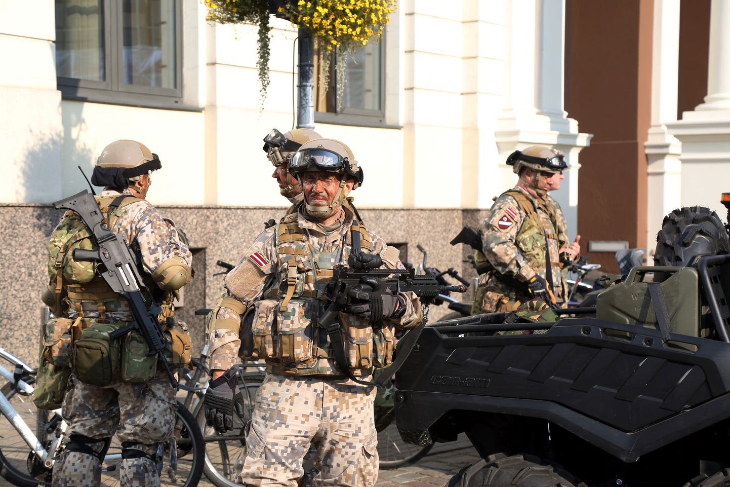 Zemessargi pie Rīgas domes ēkas, kurā notiek Civilās aizsardzības komisijas sēde par militāro mācību cikla "Namejs 2020" norisi.