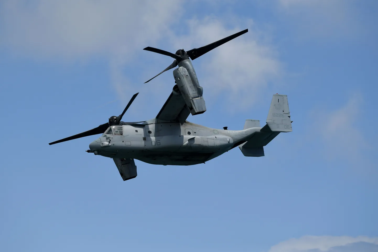 Ameerika Ühendriikide merejalaväe Bell Boeing V-22 Osprey kasutab õhku tõusmiseks ja liikumiseks muudetava nurgaga propellereid.