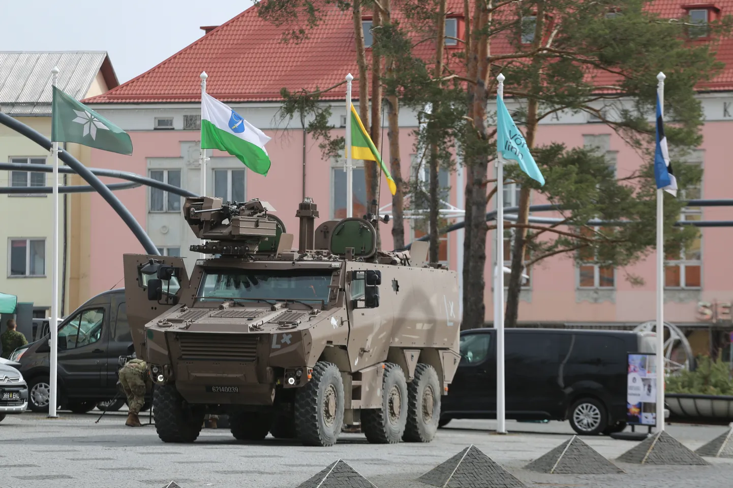 Liitlaste soomuk Võru keskväljakul NATO päeva tähistamisel.