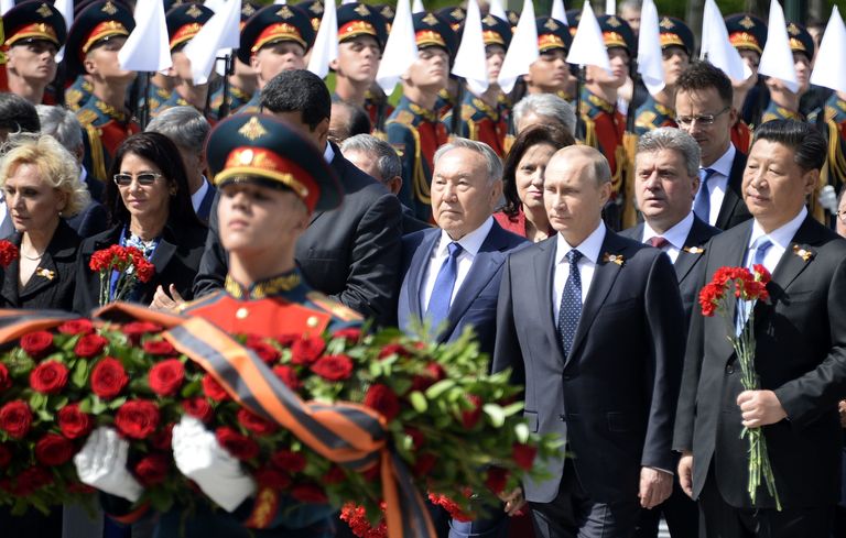 Си Цзиньпин и другие иностранные лидеры принимают участие в торжествах по случаю окончания войны СССР и Германии 1941-1945 годов, Москва, Красная площадь, 9 мая 2015 года.