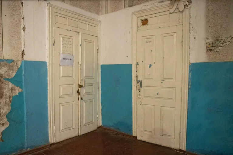 Двери палат госпиталя, где с нами отказались говорить. Очень надеюсь, что раненые и больные солдаты не понесли за это наказания./p>
