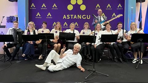Ivo Linna performs at Astangu school graduation