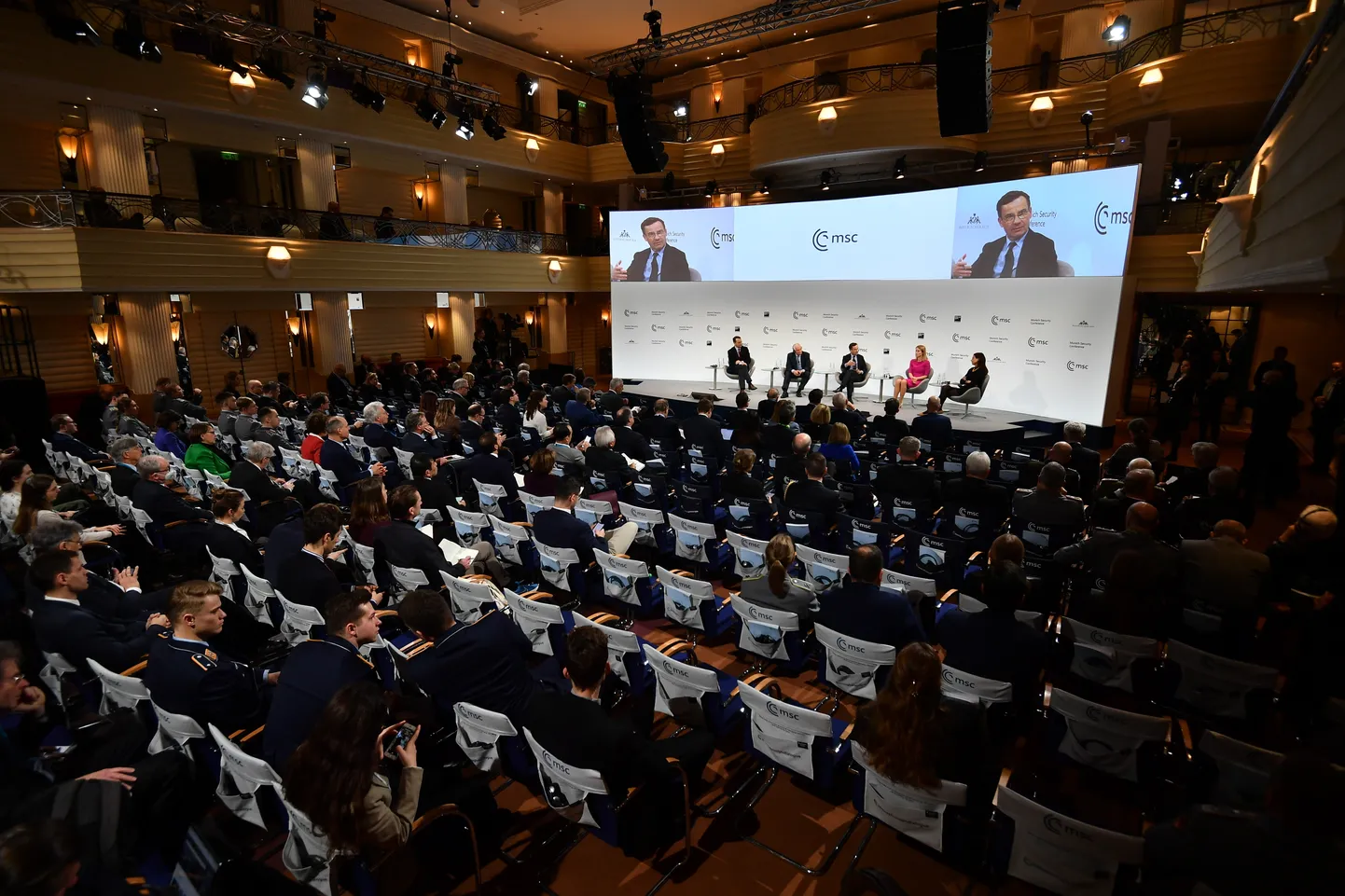 Müncheni julgeolekukonverentsi paneeldiskussioonis arutlevad (vasakult) Poola eurosaadik Radoslaw Sikorski, ELi välis- ja julgeolekupoliitika kõrge esindaja Josep Borrell, Rootsi peaminister Ulf Kristersson, Eesti peaminister Kaja Kallas ja paneeli moderaator Nathalie Tocci.