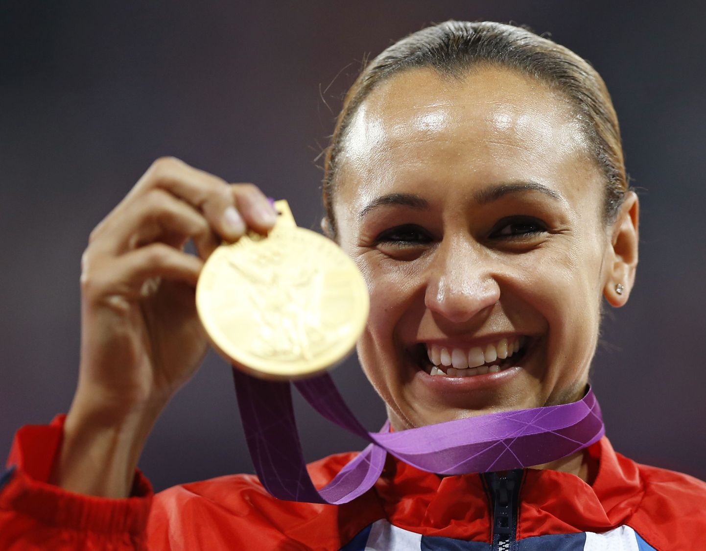 Suurbritanniale naiste seitsmevõistluses kuldmedali toonud Jessica Ennis oma autasuga.