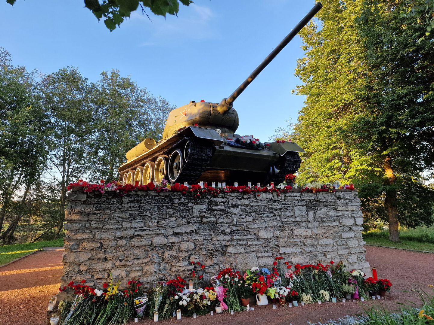 Нарва. Памятник танк Т - 34