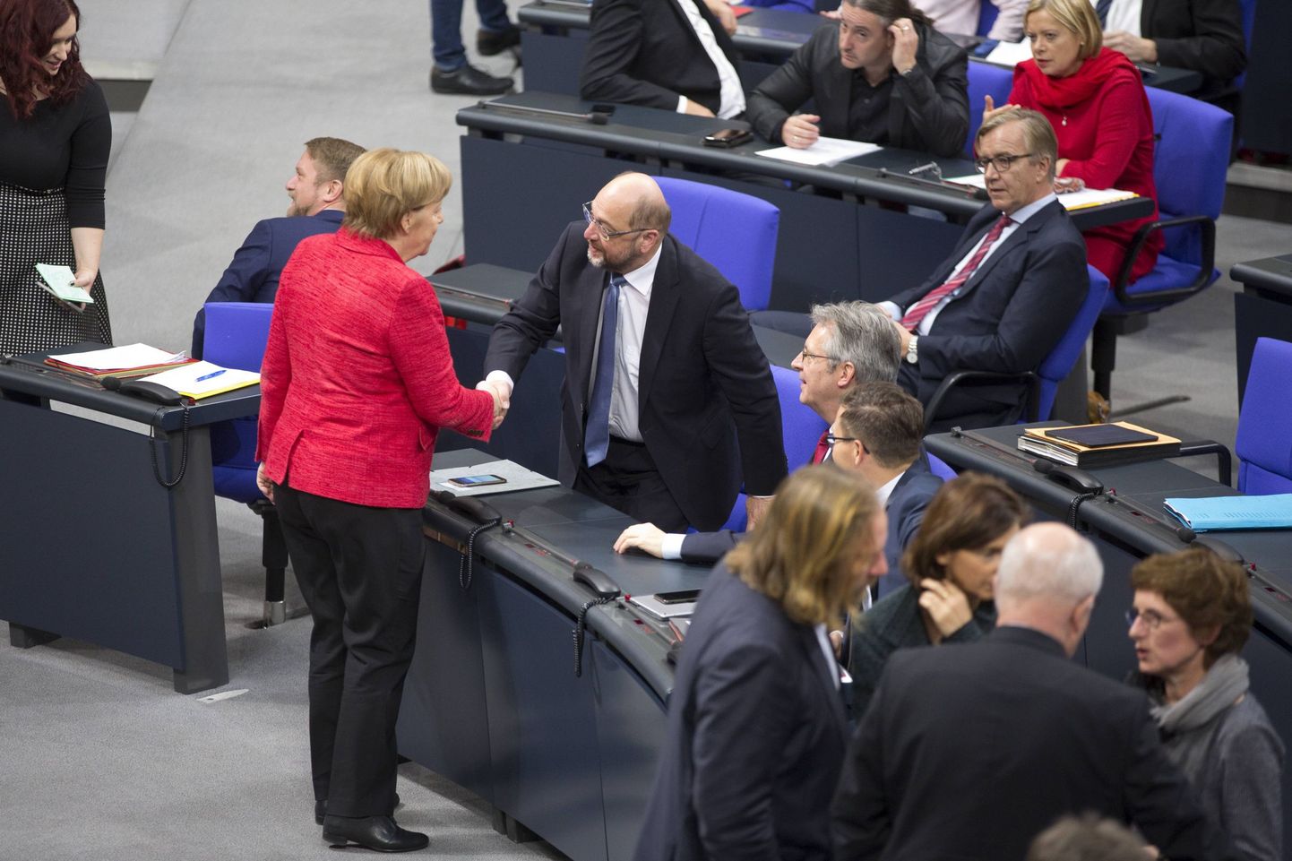 Angela Merkel ja Martin Schulz kätt surumas.