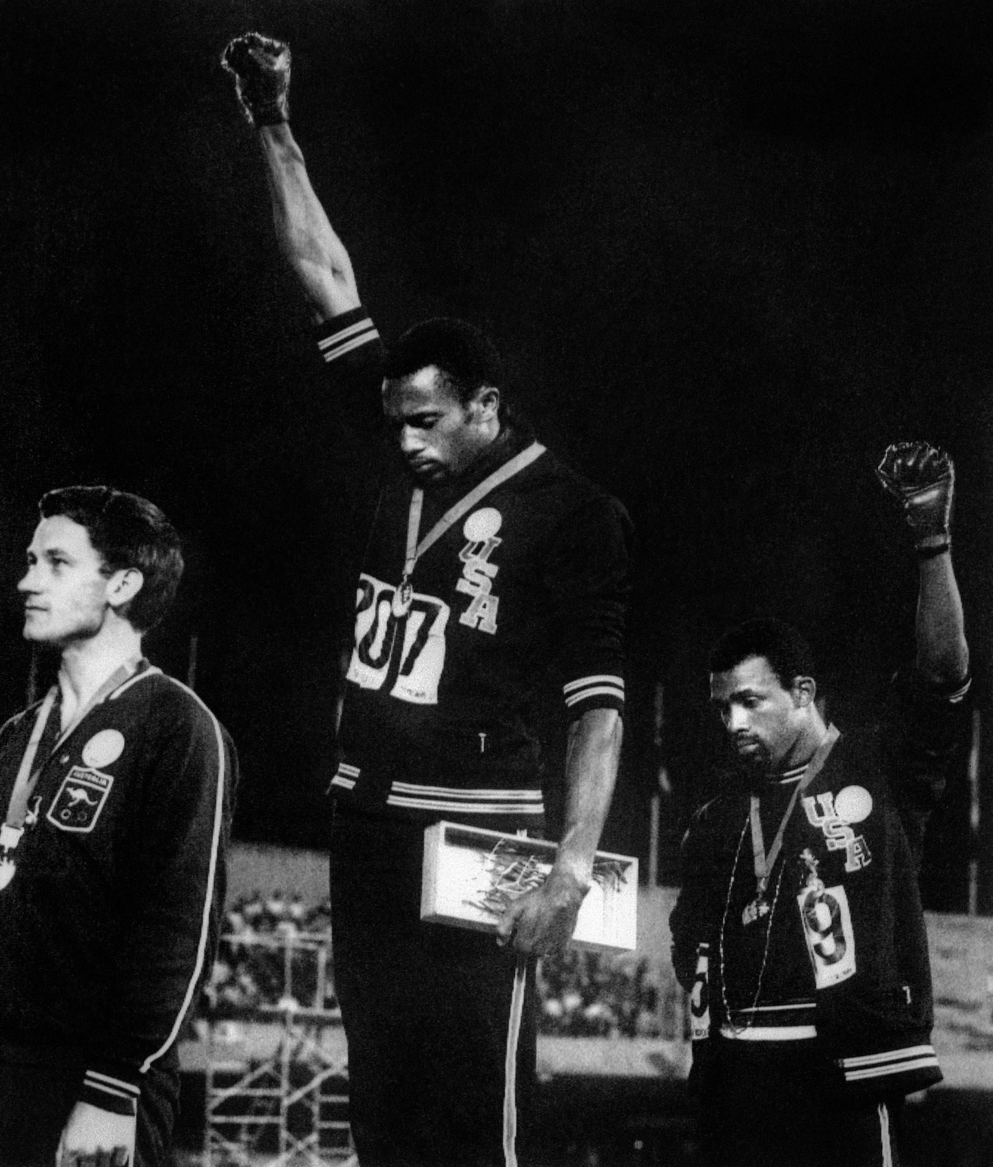 Tommie Smith (keskel) ja John Carlos (paremal) protestisid 1968. aasta olümpial rassismi vastu.
