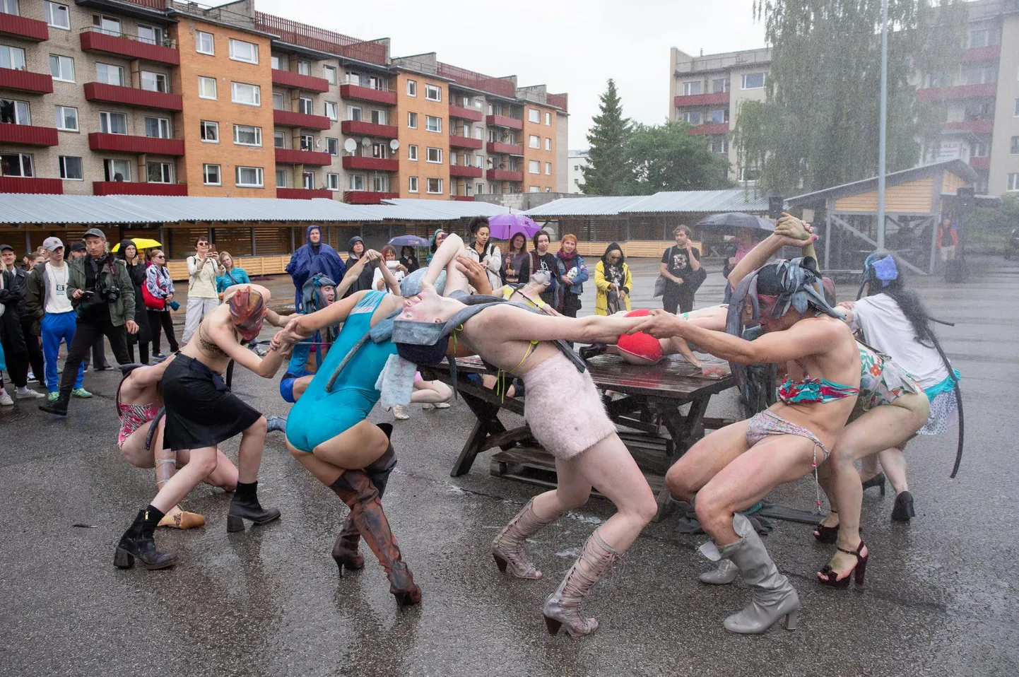 Selleaastase festivali avaetendus oli Johhan Rosenbergi/Von Krahli «Järelsuve koor». Neliteist veidralt ja fantastiliselt riietatud ja grimeeritud tegelast möllas mööda Rakvere avaturgu, etendades turulettidel maalilisi grupistseene.