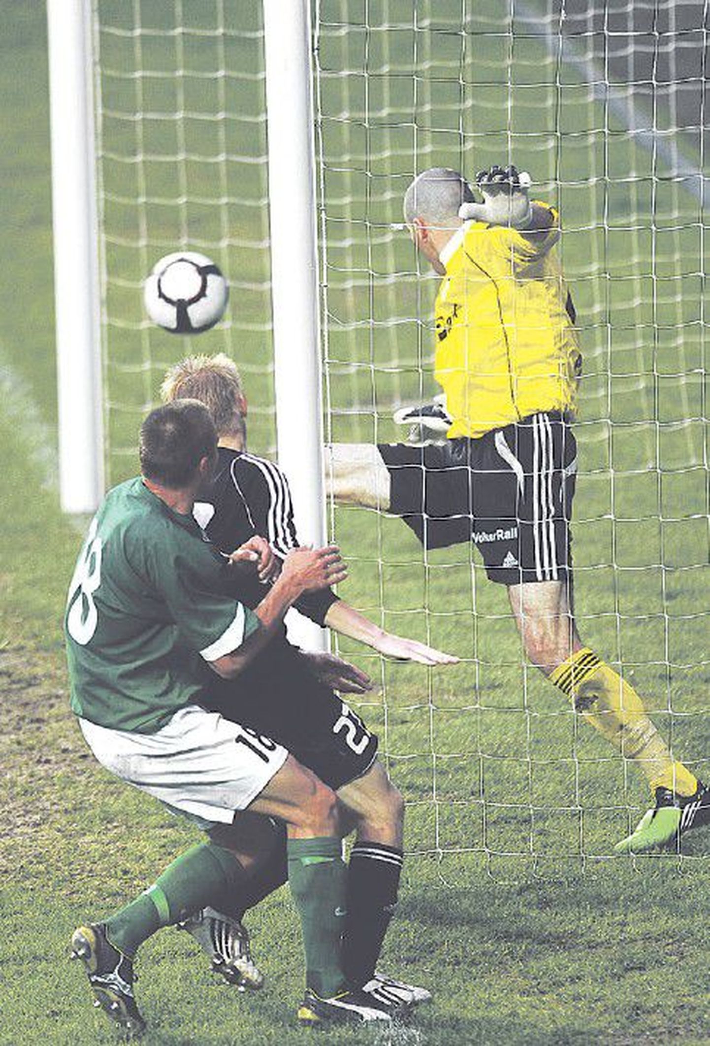 Герт Камс (в зеленой футболке) на 88-й минуте матча удачно завершил атаку Flora и забил победный гол.