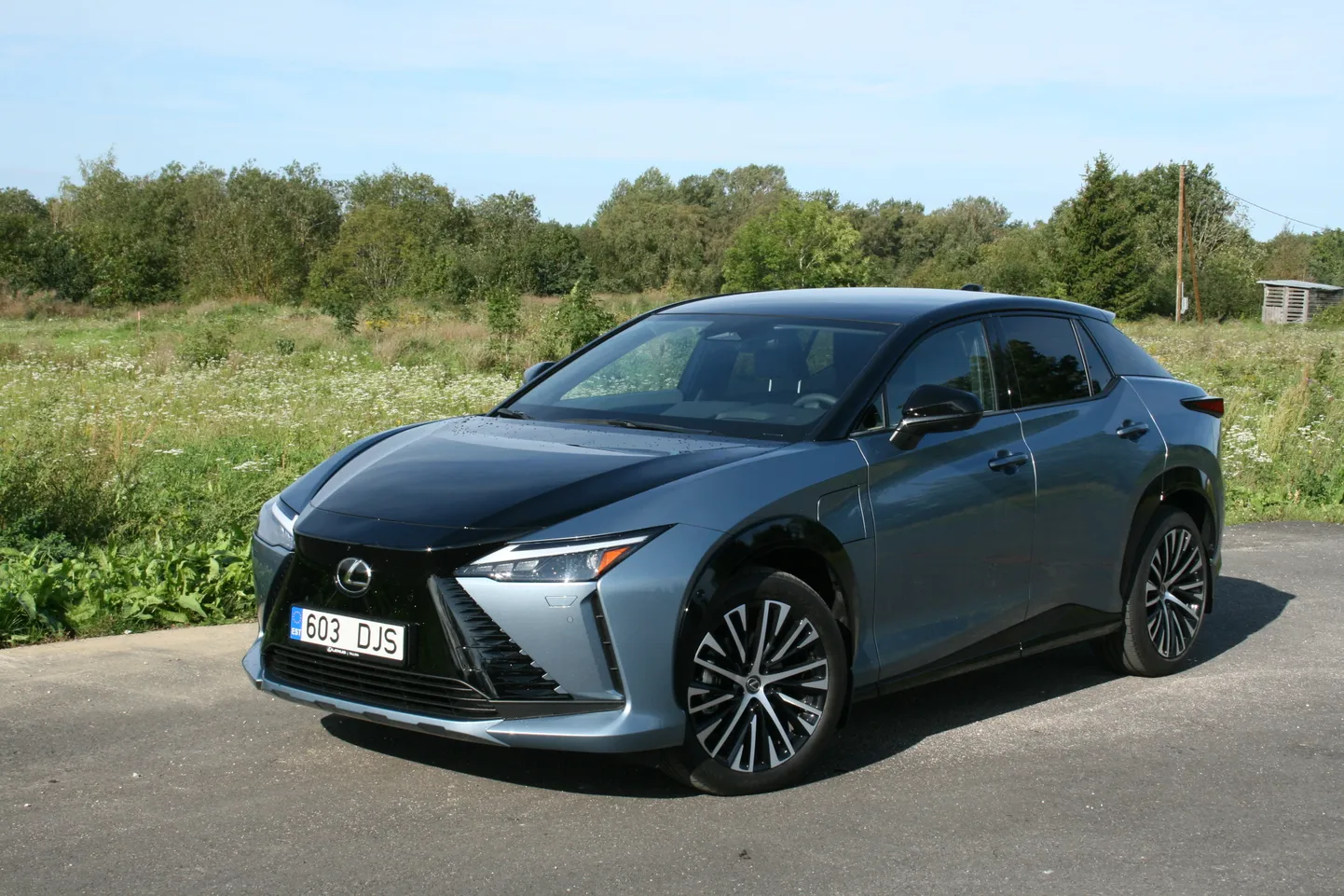 Электромобиль Lexus RZ.