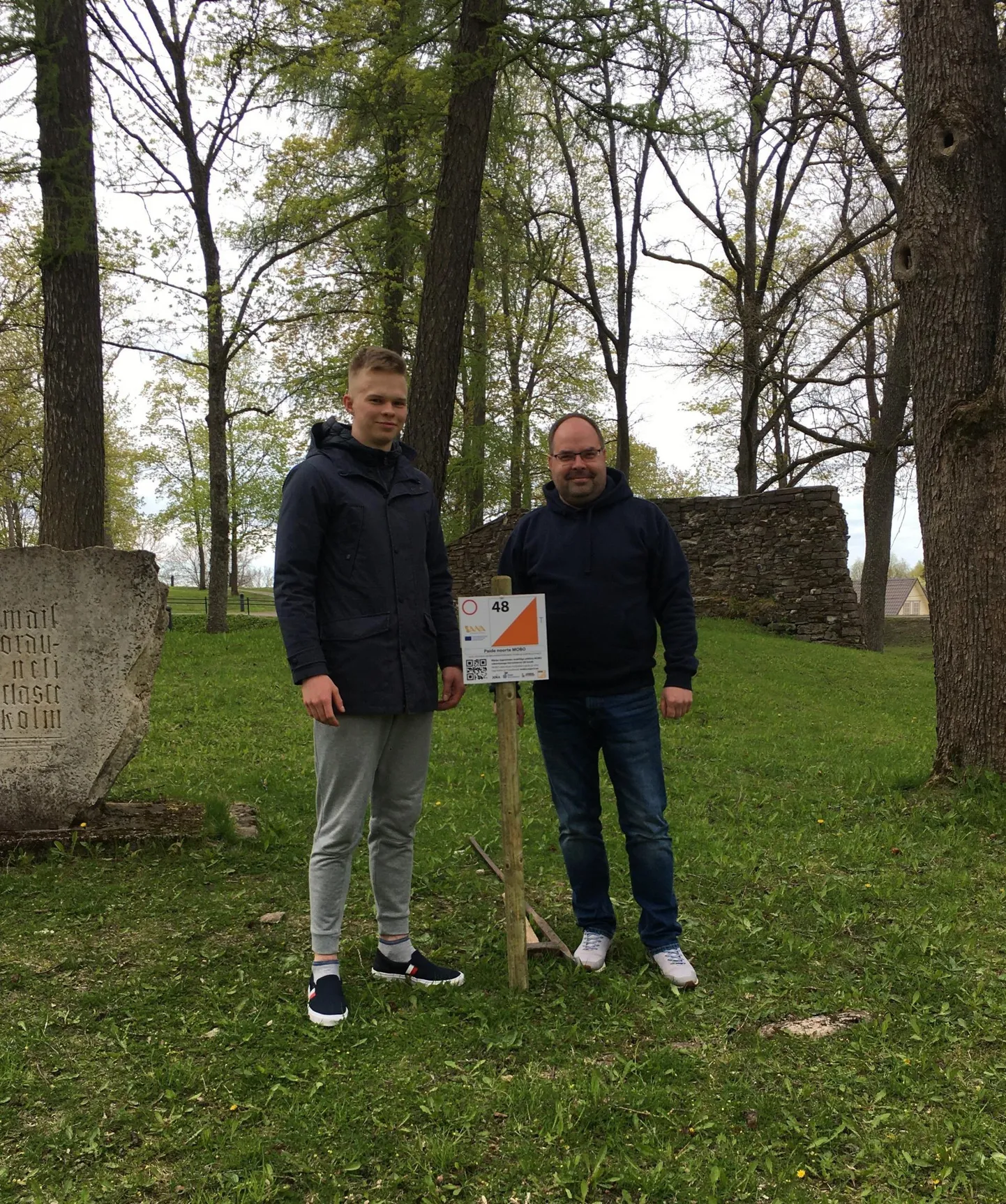 Paide gümnaasiumi direktor Margo Sootla ja projekti algatanud õpilaste esindaja Kert Kendaru viimast Paide MOBO punkti maha märkimas ja rada avamas.