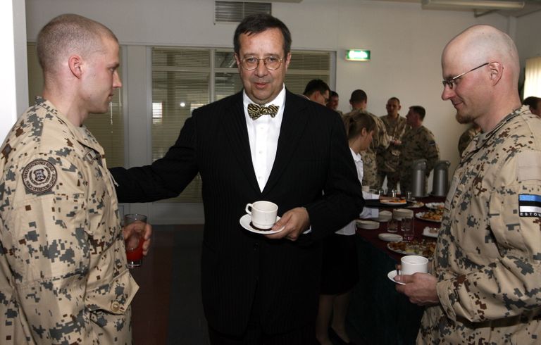 President Toomas Hendrik Ilves külastas 19. aprillil 2007 Rahuoperatsioonide Keskust ja kohtus Afganistani sõitvate kaitseväelastega (ESTCOY-4). Pildil president Ilves (keskel) ning kaitseväelased Kalle Torn (vasakul) ja Jako Karuks (paremal).