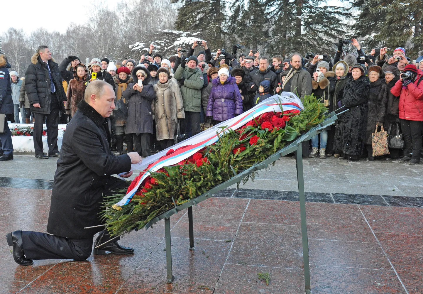 Vladimir Putin asetamas pärga blokaadi ohvritele.