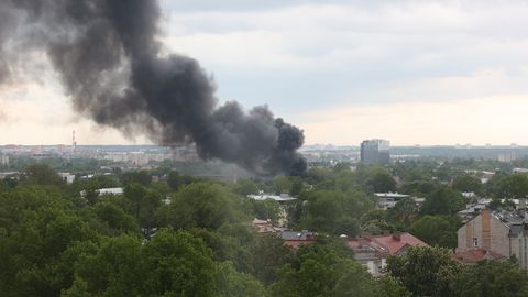 Густой дым окутал город: в Таллинне загорелся автомобиль