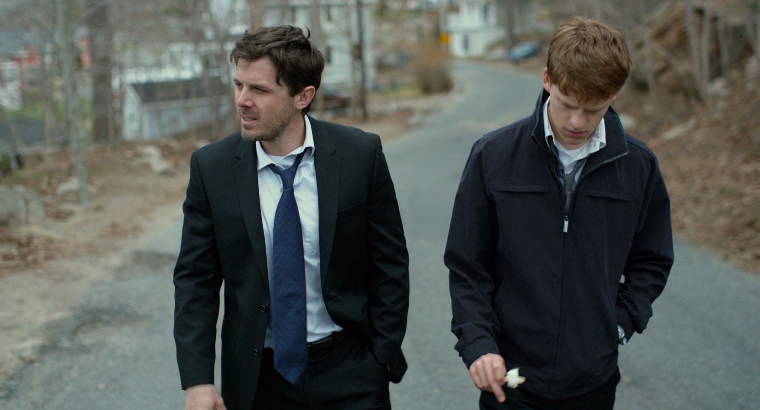 Lee Chandleril (Casey Affleck, vasakul) tuleb hakata ootamatult vastutama vennapoeg Patricku (Lucas Hedges) eest.