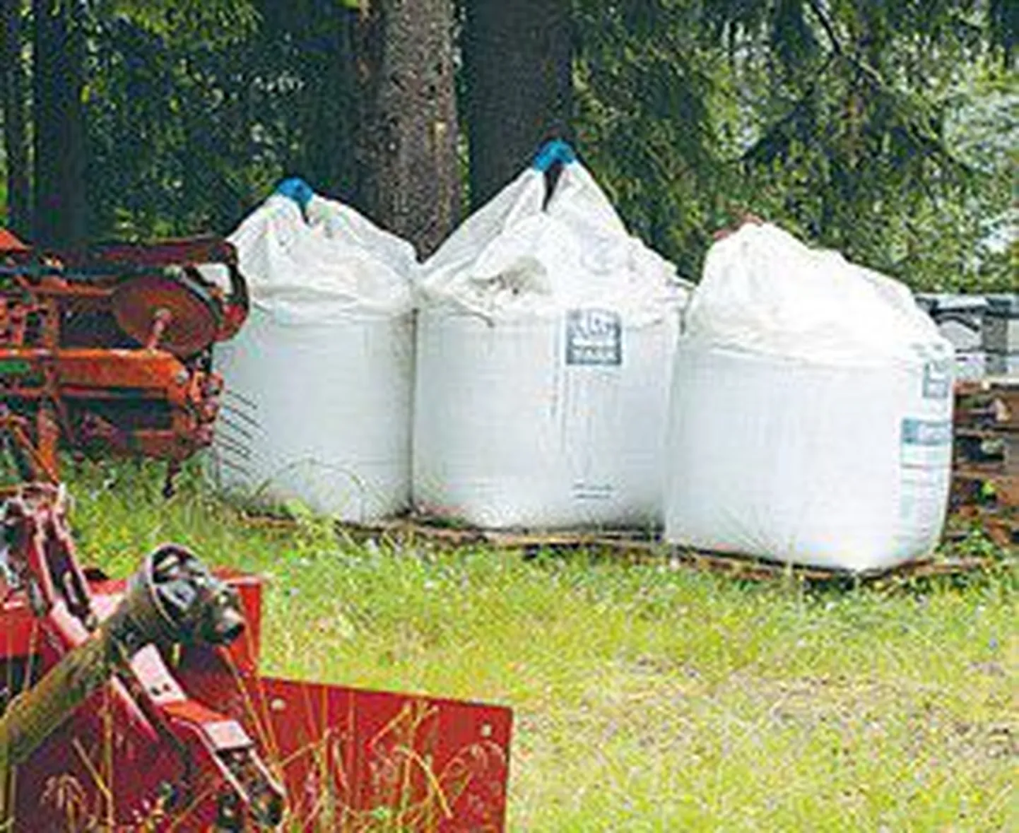 Breivik Geofarm juures pildistatud väetisekotid.