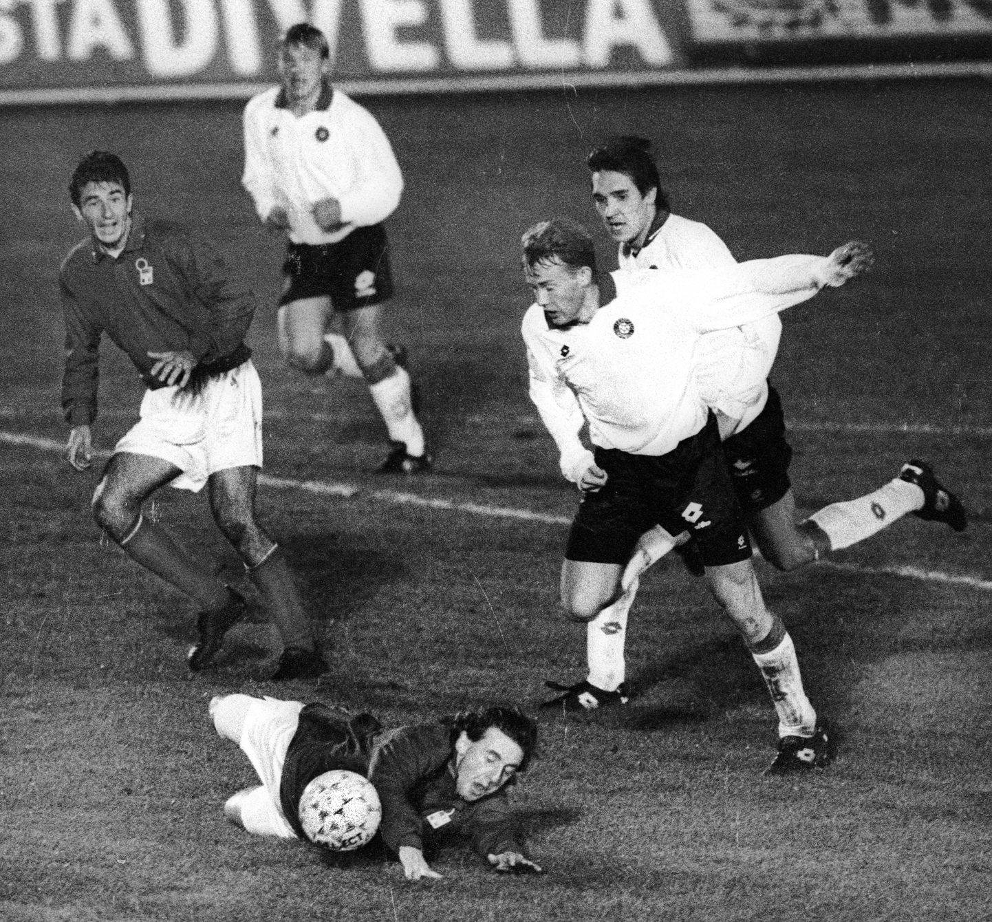 Eesti ja Itaalia kohtumine 1994. aastal Kadrioru staadionil. Dino Baggio (pikali) takistamas rünnakule tormavat Urmas Kirsi ja Toomas Kallastet.