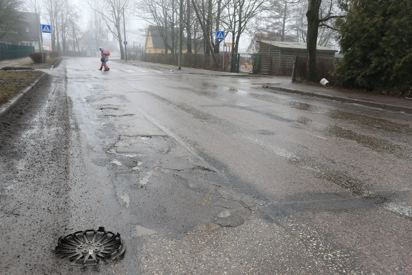 Pildil lagunenud ja vajunud asfalt.