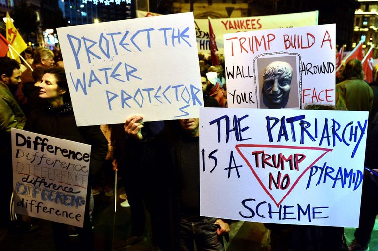Meeleavaldajad Ateena tänavatel hoiavad erinevaid plakateid. / Louisa Gouliamaki / AFP