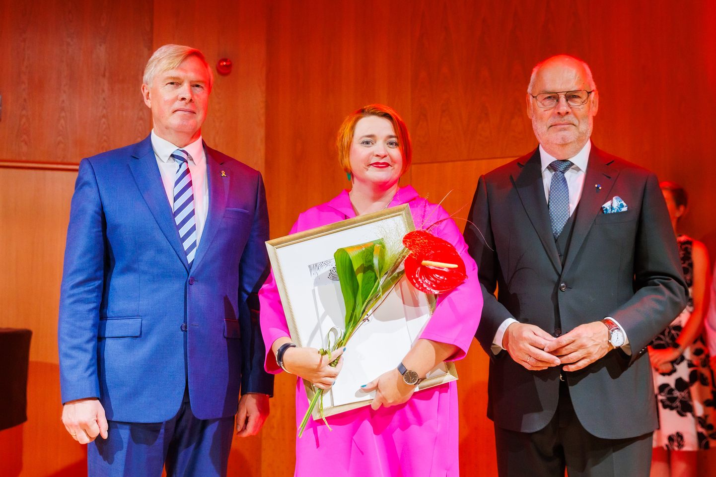 Justiitsminister Kalle Laanet, laureaat Anu Leps ja president Alar Karis