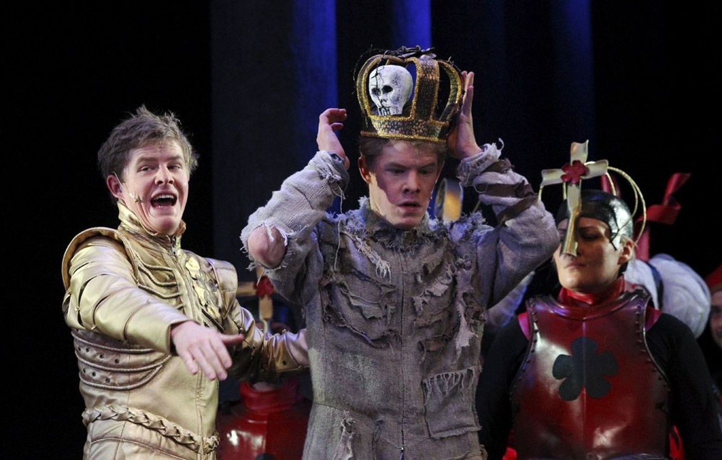 Rahvusooper Estonia lavale jõudnud muusikali-ooperi «Prints ja kerjus» nimiosades esinevad äravahetamiseni sarnased kaksikvennad Märt ja Priit Pius.