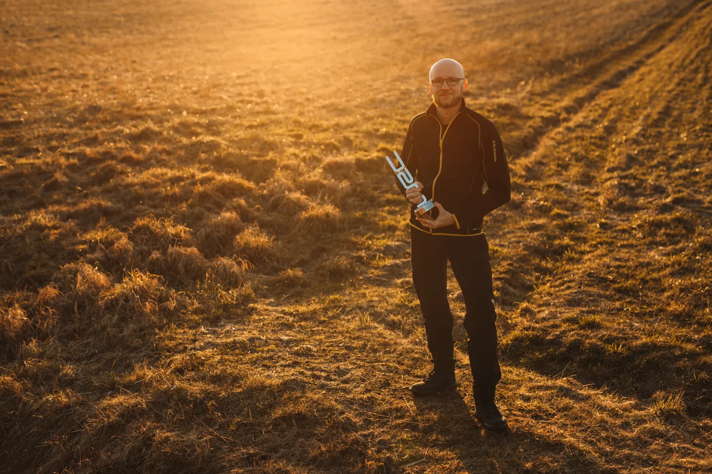 SUUR TUNNUSTUS: Rallipiltnik Timo Anisele ulatati läinud kuul trofee eelmise hooaja parima rallifoto eest. Selle tegi ta Sardiinia rallil, kus jäädvustas Sebastien Ogier´d Citroëniga võidu kihutamas.